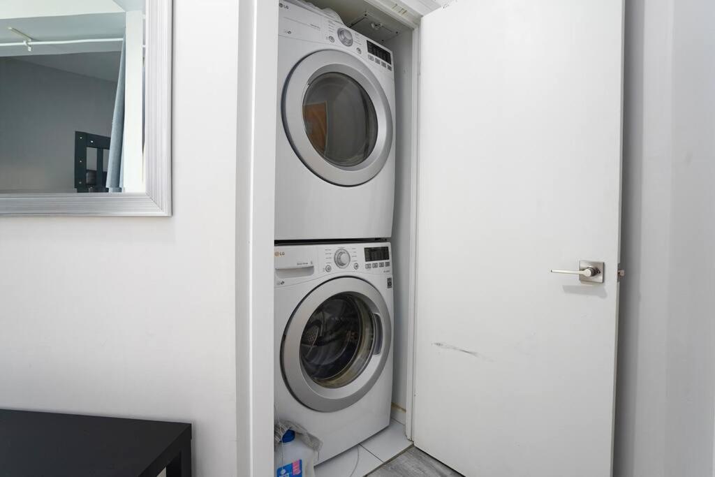1504 Brand New Best Location 1Br Den With Amazing View Toronto Buitenkant foto